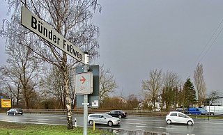 Eine mögliche Querungsstelle von Hiddenhausen ins Stadtgebiet nach Herford ist der Bünder Fußweg, der aus Sundern kommt. Wie sich die B239/B61 für Radfahrer schnell und sicher überwinden ließe, steht zur Diskussion. - Alexander Jenniches