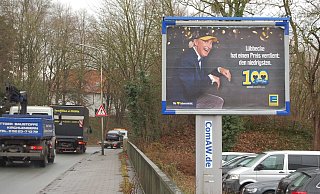 Mit diesem Plakat der Edeka an der B 239 in Lübbecke und in anderen Orten haben nicht nur die Landfrauen Minden-Lübbecke ein Problem - Sandra Spieker