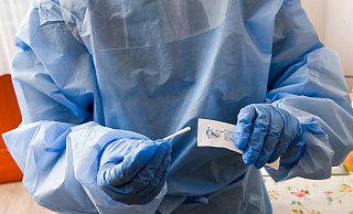 Derzeit ist ein täglicher Coronatest auch für geimpfte und genesene Angestellte im medizinischen Bereich Pflicht. - picture alliance/dpa/dpa-Zentralbidl