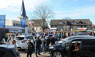 Reger Andrang: Tausende Gäste bummeln bei der Automesse durch Rahden und informieren sich dabei auch über die neuen automobilen Trends. - Joern Spreen-Ledebur