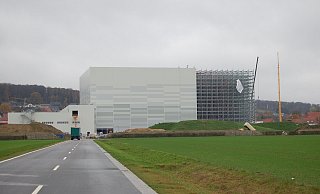 Das Dorf verschwindet hinter dem Gebäude: Das neue Hochregallager von Homann ist 40 Meter hoch. - Sandra Spieker