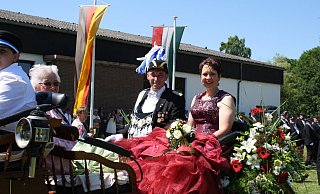 Schützenfest in Welda: Die Majestäten Jürgen und Susanne Menne bestigen zum Festzug eine blumengeschmückte Kutsche. - Anette Etzel