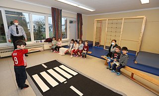 Michael Harting übt mit den Schulkindern des Kindergartens Zwergenhaus das Verhalten auf der Straße. - Nicole Sielermann