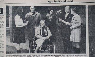 Angela Heitbrink (Mitte), ihre Mutter und die beiden Schulsprecherinnen bedankten sich bei Gerd Schumacher von der Schulpflegschaft und Hermann Schäfer, Vorsitzender der FDP-Ratsfraktion. - Björn Kenter