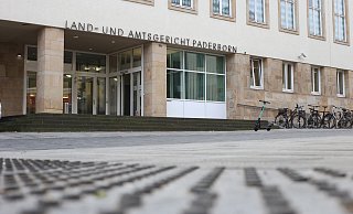 Am dritten Prozesstag sagt ein Polizeibeamter vor dem Landgericht Paderborn aus. - Niklas Tüns