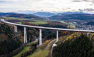  Die Talbrücke Nuttlar ist eine fertiggestellte Talbrücke im Zuge des Ausbaus der Bundesautobahn 46 im Sauerland. Sie ist mit 115 Metern Höhe die höchste Brücke in Nordrhein-Westfalen. - picture alliance/dpa