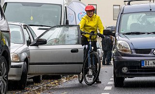 Eingequetscht: Zwischen geöffneter Autotür und überholendem Pkw auf der Fahrbahn. - Dennis Angenendt