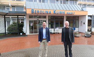 Geschäftsführer Andree Gleißner (l.) und Chefarzt Jörg Manzick vor der Berolina-Klinik. - Dirk Windmöller