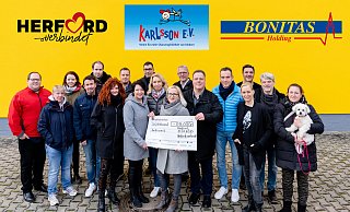 Gute Laune bei der Spendenübergabe. - Herford verbindet