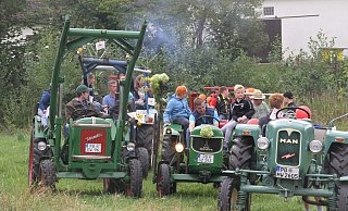 Schwaneys Traktoren-Oldtimer kurz vor dem Start durch den Ort. - Wolfgang Tilly