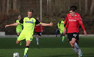 SCP-Neuzugang Dennis Srbeny (l.), der sich hier gegen Hannovers Tim Walbrecht durchsetzt, zählte vor der Pause zu den auffälligsten Akteuren der Gäste. - Florian Petrow