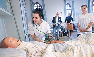 Christin Pikowski (l.) und Sina Handeik (r.) hoffen, dank der nun doch erlaubten Prüfungen nun alles geschafft zu haben – und auch Hein Witte und Silke Honerkamp drücken die Daumen. Denn: Die Krankenpfleger werden mehr denn je gebraucht. - jonek.fotografie.de