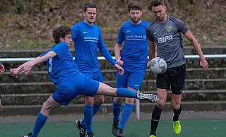 Halt, Stop: Die Senner Henrik Eckseler (v.l.), Michel Dennin und Florian Helmke versuchen Dornbergs Dominik Kuck aufzuhalten. - Foto: Andreas Zobe/NW