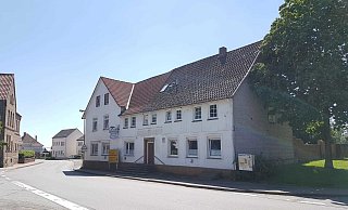 In diesem alte Gebäude in der Natzunger Ortsmitte lebt Elmar J. - Birger Berbüsse