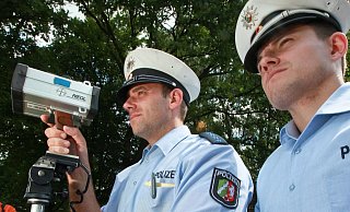 Zwei Polizeibeamte messen die Geschwindigkeiten der Verkehrsteilnehmer. Am Freitagabend staunten sie an der Altenhagener Straße nicht schlecht. - Symbolfoto: Andreas Zobe
