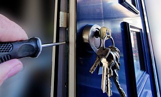 Ruckzuck ist ein Schloss in der Haustür ausgebaut; und ein neues wieder eingebaut. - Andreas Sundermeier