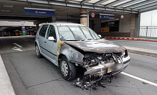 Dieser VW war im Parkbereich des Libori-Galerie-Parkhauses in Brand geraten. - Birger Berbüsse