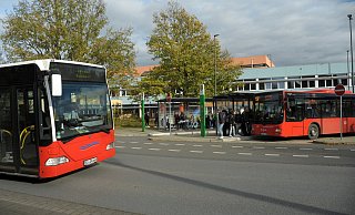 Die Schulbusse fahren an der Salzkottener Gesamtschule am Hauptgebäude vor. - Reinhard Peters