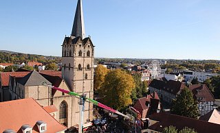 Die City-Kirmes – hier der Blick vom Rathausturm – profitierte vom schönen Wetter am Wochenende. Ganz hinten ist das Riesenrad zu sehen. - Susanne Barth