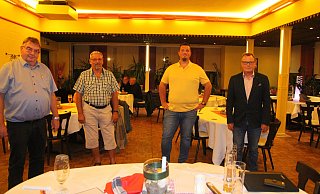 Bernd Wlotkowski (1. Vorsitzender), Wolfgang Franke (Schriftführer) und Max Grote (Kassierer) begrüßen Stephan Becker (3.v.l.) als neuen stellv. Vorsitzenden im Vorstandsteam. - Klaus Frensing