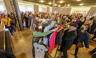 Rappelvoll im Foyer der Oetkerhalle beim Kostümverkauf: Theater-Mitarbeiter und Zauberlehrling Sven Goldberg sortiert die Ständer. - Andreas Zobe