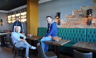 Küchenchef Gera Galwas (hinten), Serviceleiter Vasili Porikis (links) und Inhaber Marinos Ioannidis in den neuen Räumen ihres Restaurants. - Anja Hanneforth