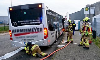 Mit Wasser kühlten die Einsatzkräfte der Paderborner Feuerwehr die heißgelaufenen Bremsen des Linienbusses. - Ralph Meyer