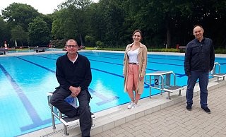 Endlich am Start: Schwimmmeister Rainer Baumeier (v.l.) und Marina Hagelganz und Markus Diering von den Freizeiteinrichtungen der Stadt Herford freuen sich, dass auch im Werburger Waldbad die Saison bald startet. - Martina Chudzicki