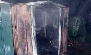 Das aus Metall gefertigte Gartenhäuschen sowie ein Müllcontainer wurden am späten Montagabend in der Kärntener Straße ein Raub der Flammen. - Polizei Minden-Lübbecke