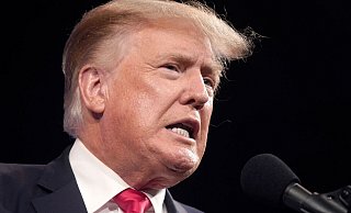 Der ehemalige US-Präsident Donald Trump hat auf Russlands Angriff auf die Ukraine reagiert. - Foto: Lm Otero/AP/dpa