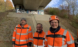 Stephan Großpietsch (v. l.), Eckhard Tessmer und Erik Pohl sind für die Brückensicherheit zuständig. - Verena Freiberg
