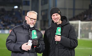 Fabian Klos steht als TV-Experte mit Moderator Martin Gross auf dem Bielefelder Platz. - Oliver Krato Fabian Klos steht als TV-Experte mit Moderator Martin Gross auf dem Bielefelder Platz. - Oliver Krato