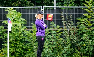 England-Trainerin Sarina Wiegman beim Abschlusstraining vor dem Finale. - Martin Meissner/AP/dpa