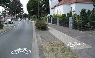 Piktogramme wie hier in Marienloh sollen die Autofahrer darauf hinweisen, dass Radfahrer trotz Radweg auch auf ihre Fahrbahn dürfen. - Stadt Paderborn Piktogramme wie hier in Marienloh sollen die Autofahrer darauf hinweisen, dass Radfahrer trotz Radweg auch auf ihre Fahrbahn dürfen. - Stadt Paderborn
