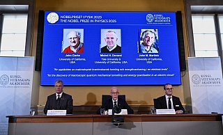 Den Nobelpreis für Physik erhalten 2025 die Quantenphysiker John Clarke, Michel Devoret und John Martinis. - Claudio Bresciani/TT News Agency/AP/dpa