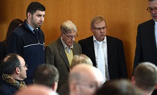 Unter den Augen zahlreicher Zuschauer betritt Reinhold Hanning den Gerichtssaal. - dpa