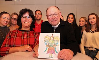 Siegerentwurf: Die geflügelte Gartenelfe von Heike Tewes aus Borgentreich überzeugte die Jury, zu der auch die beiden Geschäftsführer Claudia Koch und Heinrich Sperling gehörten. - Manuela Puls