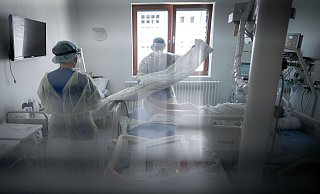 Arbeit auf einer Intensivstation. Die Pläne zur Krankenhausreform sehen bundesweit eine einheitliche Einteilung der Kliniken in drei Stufen vor, mit entsprechender Förderung. - Kay Nietfeld/dpa