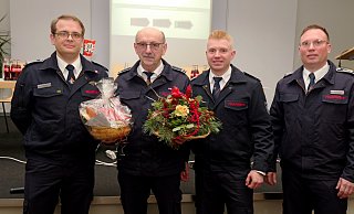 Die Wehrführung dankte Anton Fleckner (2. v. l.) für die jahrelange Arbeit als Gerätewart. Es gratulierten (v. l.) René Wittig, Sören Dege und Thomas Dinkelmann. - Ralph Meyer