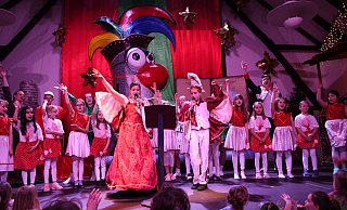 Mit einem "Dreifach-donnernden Rödinghausen-Helau" leitete das Kinderprinzenpaar den Kinderkarneval ein. - Louisa Kohnert