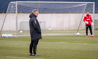 Paderborns Trainer Lukas Kwasniok befürchtet, dass ernsthafte Verletzungen auf dem harten Trainingsrasen nur eine Frage der Zeit sind. - Niklas Tüns