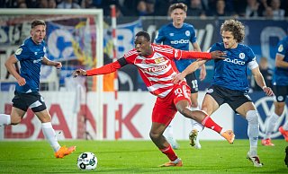 Mit Ilyas Ansah hatten die Arminen alle Hände voll zu tun. Hier versucht Kapitän Mael Corboz (r.) den Unioner zu bremsen. Links schaut Marius Wörl interessiert zu, hinten Maximilian Großer. - Sarah Jonek