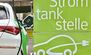 Ein Elektrofahrzeug wird an einer Stromtankstelle auf einem Pendler-Parkplatz am Bahnhof in Wickede aufgeladen. - Foto: Andreas Dunker/dpa