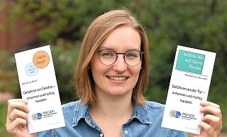 Katharina Willberg stellt die beiden Faltblätter der Polizei Höxter vor. - Polizei Höxter