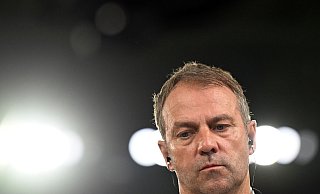 Die deutsche Nationalmannschaft um Bundestrainer Hansi Flick verlor in der Weltrangliste einen Platz. - Federico Gambarini/dpa