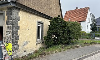 Die Hauswand und der Gartenzaun der Immobilie im Kreis Gütersloh sind beschädigt. - Tobias Barrelmeyer