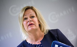 Innenministerin Nancy Faeser will den Ausländerbehörden mehr Zeit für Abschiebungen abgelehnter Asylbewerber verschaffen. - Bernd von Jutrczenka/dpa