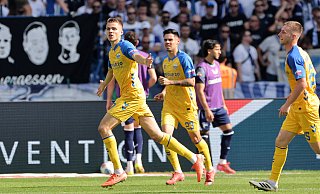 Filip Bilbija (links) jubelt nach seinem ersten Tor im Berliner Olympiastadion. Der 25-jährige SCP-Stürmer, in Berlin geboren, erzielte später auch das 2:0 per Elfmeter und führte den SC Paderborn damit zum Auswärtssieg gegen Hertha BSC. - IMAGO/Contrast Filip Bilbija (links) jubelt nach seinem ersten Tor im Berliner Olympiastadion. Der 25-jährige SCP-Stürmer, in Berlin geboren, erzielte später auch das 2:0 per Elfmeter und führte den SC Paderborn damit zum Auswärtssieg gegen Hertha BSC. - IMAGO/Contrast