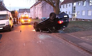Der VW Golf hat sich in der Schillerstraße überschlagen. - Polizei Minden-Lübbecke