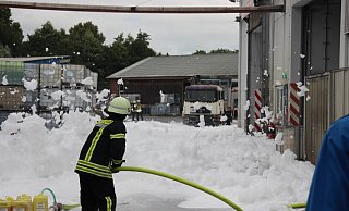 Jede Menge Schaum kam zum Einsatz, um die Gefahr zu bannen. - Thorsten Heß